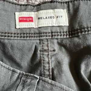 Men’s Wrangler relaxed fit cargo pants. Grey color. size 44 x32.